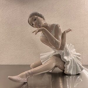 Lladro 4855 Dead of the swan Porcelain Ballerina Figurine in White and Cream